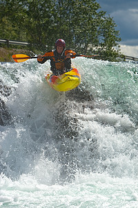 挪威的瀑布生活力量皮艇挑战冒险活力风险危险活动运动员图片
