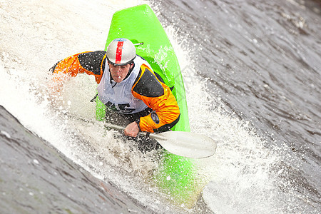 白水自由式挑战薄雾头盔激流力量乐趣行动闲暇皮艇运动员图片