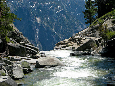 流出约塞米特瀑布边缘的河流图片