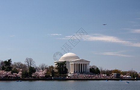 飞机从杰斐逊纪念碑起飞图片