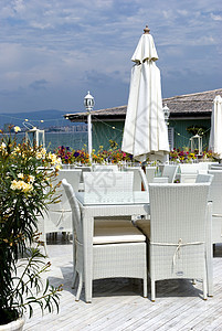 希腊语餐厅布景海岸旅行菜肴环境雨伞场景蓝色天空太阳奢华图片