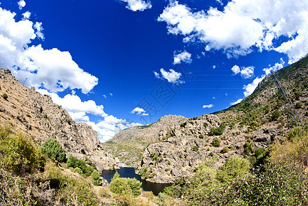 科西卡山区和山谷房子旅游假期森林橙子踪迹建筑天空悬崖场景图片