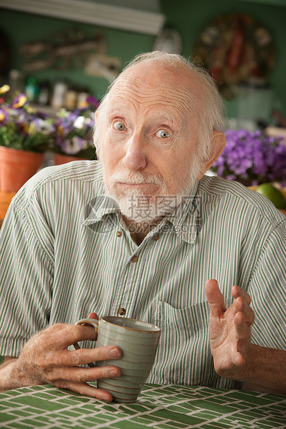 带杯子的高级男子长老成人男人医学困惑牛仔厨房老年微笑咖啡图片