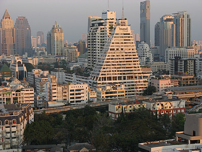 曼谷天线城市高层住宅天际日落背景图片