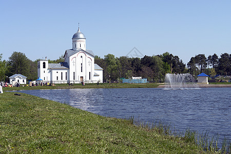 教会教堂蓝色天空上帝场地喷泉乡村边缘季节绿色背景图片