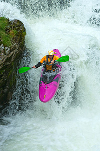 挪威的瀑布假期海浪运动员冒险速度闲暇活动皮艇运动荒野图片