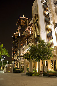 传统的马来西亚建筑在晚上酒店文化财产不动产房地产建筑学度假村图片