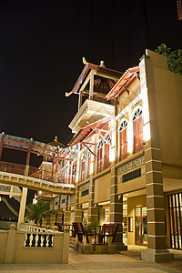 传统的马来西亚建筑在晚上度假村文化酒店不动产建筑学房地产财产图片