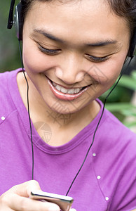 听音乐的妇女乐趣女性青年音乐玩家女士音乐播放器耳机女孩快乐背景图片