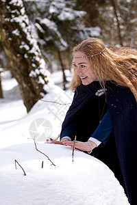 女士和雪球图片