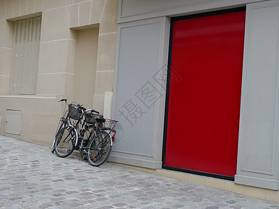 巴黎红门前的自行车图片
