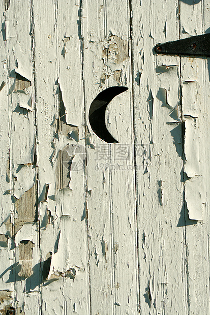 旧的白色外屋月亮门图片