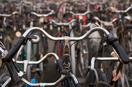 自行车城市轮子脚踏车齿轮物品把手架子两轮车环境运输背景图片
