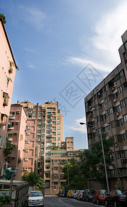 街道和公寓的城市一景住宅建筑学房子酒店蓝色场景建筑景观交通天空图片