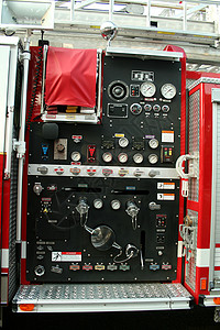消防车管制红色护理人员安全软管引擎职业车辆紧迫感卡车危险图片