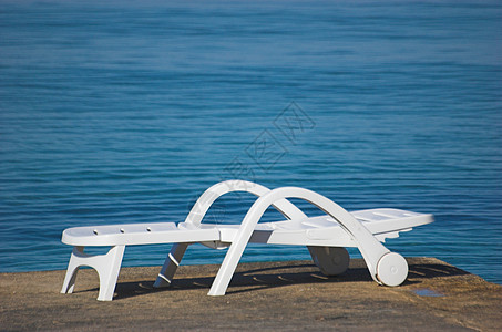 岸边海滩建筑露天边缘座位塑料地方椅子白色阳台图片