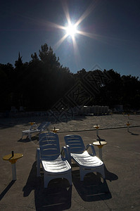 岸边白色海滩建筑长椅露天阳台地方座位椅子边缘图片