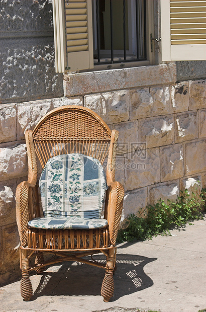 椅子座位露天扶手建筑长椅枕头晴天阳台太阳地方图片