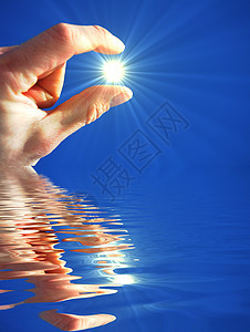 手捧太阳蓝色反射温泉自由晴天天空天堂生态海浪活力图片