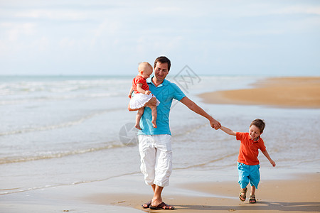 家庭假期海洋闲暇儿子女儿团体父亲支撑海滨孩子热带图片