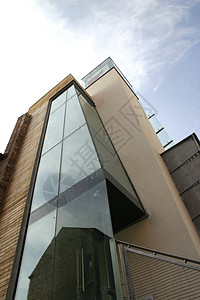 现代建筑木头棕色办公室天空玻璃蓝色背景图片