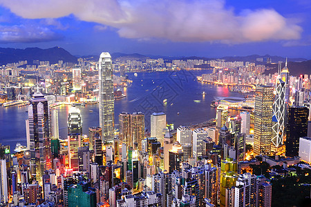 香港中区天际线和维多利亚港湾观测台国际地标景观商业高层摩天大楼港口建筑天空城市图片