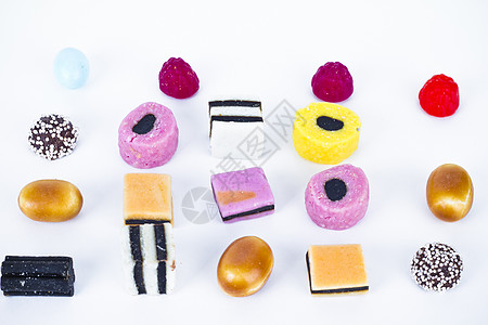 白背景上有很多糖果 鲜花零食花絮水晶橡皮糖便利糖衣食物多样性派对催肥幸福图片