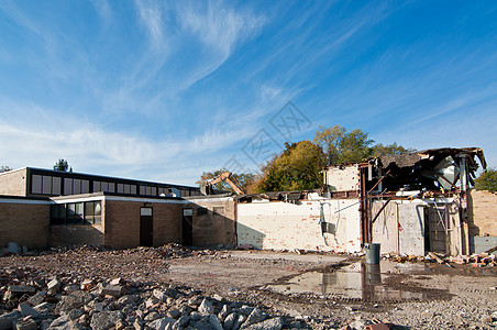 拆除旧的High学校大楼建筑瓦砾砖块图片