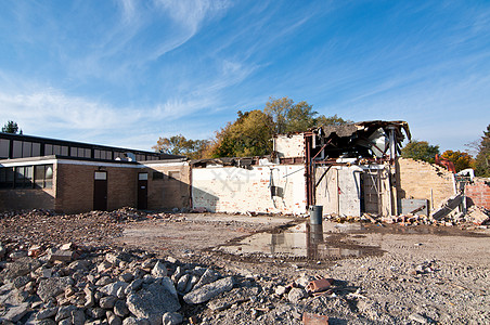 拆除旧的High学校大楼瓦砾建筑砖块图片