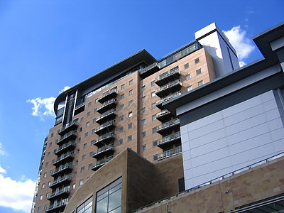 曼彻斯特的现代公寓大楼城市生活公寓楼高楼天空英语蓝色图片