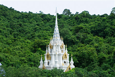 泰国丛林中的圣殿寺庙图片