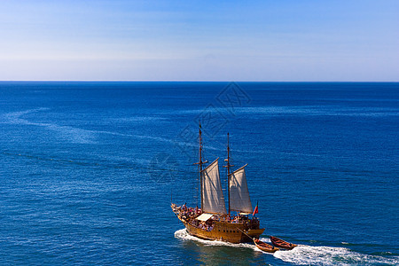 一艘海盗帆船上旅游游客巡航图片