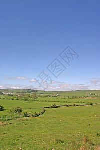 苏格兰乡村地带绿色花园丘陵房屋国家汽车阳光树篱农村山脉图片