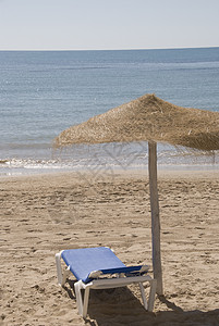 海滩椅子蓝色海岸背景图片