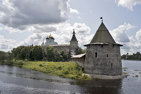 河边石头古代普斯科夫有堡垒的土地背景