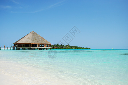 Bungalow在马尔代夫岛上的建筑和海滩蓝色房子平房海岸线天堂海洋乐趣假期奢华支撑图片