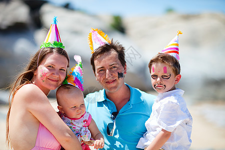 一岁生日派对绘画母亲女性儿子婴儿爸爸男生喜悦乐趣女士图片