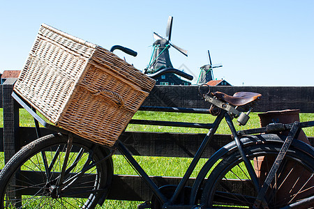 在荷兰的自行车蓝色地标文化历史风车溪流力量农村乡村铣削图片