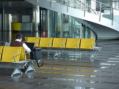 等待机场航空公司旅行运输乘客飞机航班车轮游客家庭窗户图片