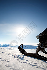 雪地流动闲暇运输娱乐摩托车骑士白色机器冒险乐趣运动图片