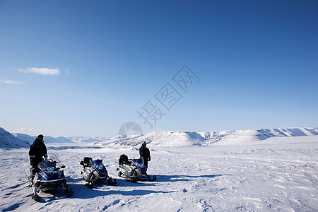雪下流动冬季风景场景摩托车蓝色男人冒险车辆滑雪道旅行环境女士图片