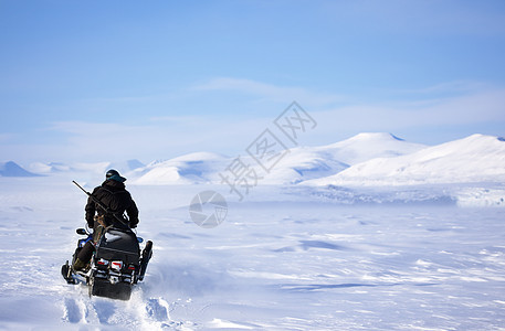 冬季雪下流动风景环境地形旅行摩托车蓝色男人冒险场景车辆滑雪道图片