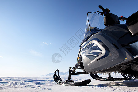雪地流动蓝色摩托车旅行旅游车辆风景环境冒险荒野地形图片