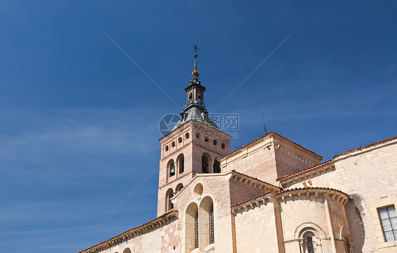 在塞戈维亚的一个古老的教堂旅行建筑物建筑学游客旅游街道圣者宗教外观拱门图片