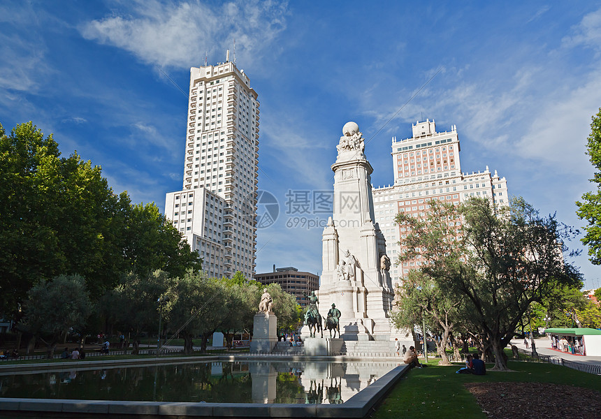马德里西班牙广场的萨图Satue推杆喷泉正方形路线石头游客建筑旅游花园假期图片
