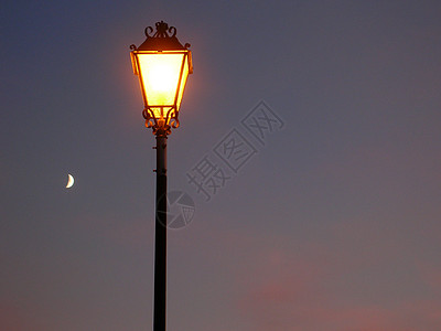 街灯月亮天空背景图片