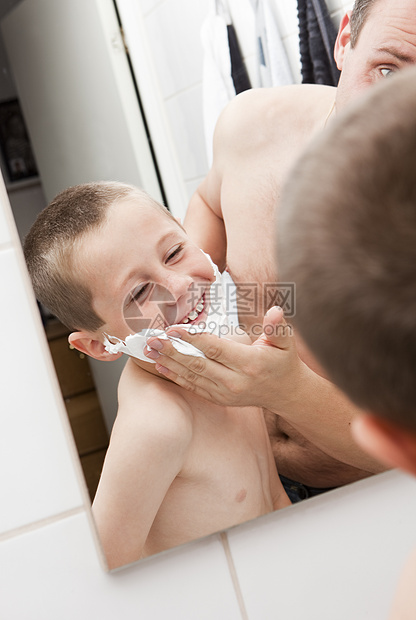 父亲和儿子剃毛男人活动休闲小男孩浴室两个人膀子微笑男性喜悦图片
