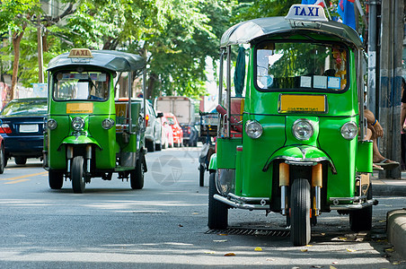 曼谷Tuktuk出租车摩托车街道旅游运输旅行城市绿色图片