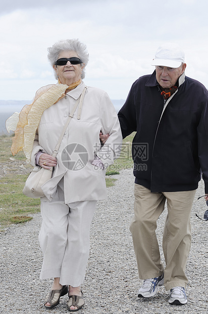 老年夫妇丈夫海滩乐趣女性男人夫妻感情帽子海洋祖父母图片