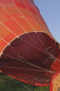 气球飞行织物篮子绿色热气球乡村红色天空柳条图片